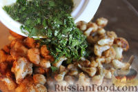Фото приготовления рецепта: Салат с цветной капустой, орехами и грибами - шаг №17