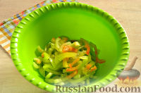 Фото приготовления рецепта: Овощной салат с помидорами (на зиму) - шаг №3
