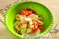 Фото приготовления рецепта: Овощной салат с помидорами (на зиму) - шаг №5