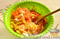 Фото приготовления рецепта: Овощной салат с помидорами (на зиму) - шаг №7