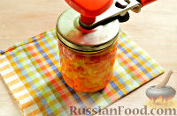 Фото приготовления рецепта: Овощной салат с помидорами (на зиму) - шаг №12