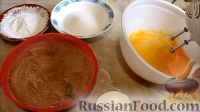 Фото приготовления рецепта: Шоколадный кекс с творожными шариками - шаг №8