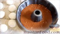 Фото приготовления рецепта: Шоколадный кекс с творожными шариками - шаг №12
