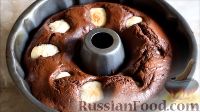 Фото приготовления рецепта: Шоколадный кекс с творожными шариками - шаг №14