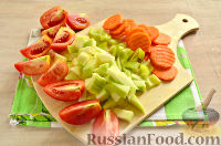 Фото приготовления рецепта: Маринованные помидоры дольками, с кабачками, перцем, морковью - шаг №2