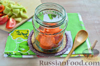 Фото приготовления рецепта: Маринованные помидоры дольками, с кабачками, перцем, морковью - шаг №6