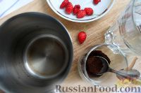Фото приготовления рецепта: Кофе глясе с мороженым и земляничным сиропом - шаг №8