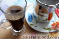 Фото приготовления рецепта: Кофе глясе с мороженым и земляничным сиропом - шаг №9