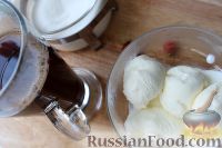 Фото приготовления рецепта: Кофе глясе с мороженым и земляничным сиропом - шаг №10