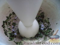 Фото приготовления рецепта: Суп с консервированной фасолью и щавелем - шаг №14