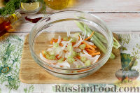 Фото приготовления рецепта: Маринованный салат из огурцов - шаг №4