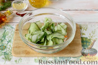 Фото приготовления рецепта: Маринованный салат из огурцов - шаг №5