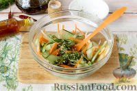 Фото приготовления рецепта: Маринованный салат из огурцов - шаг №7