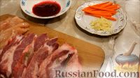 Фото приготовления рецепта: Свинина, запеченная в фольге, с куриным филе и морковью - шаг №2