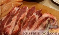 Фото приготовления рецепта: Свинина, запеченная в фольге, с куриным филе и морковью - шаг №3