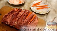 Фото приготовления рецепта: Свинина, запеченная в фольге, с куриным филе и морковью - шаг №5