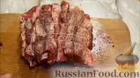 Фото приготовления рецепта: Свинина, запеченная в фольге, с куриным филе и морковью - шаг №6