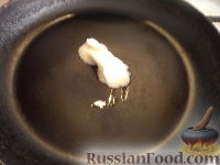 Фото приготовления рецепта: Солёные сырники с копчёным сыром и зелёным луком - шаг №13