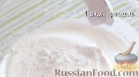 Фото приготовления рецепта: Торт "Павлова" с ягодами и глазурью - шаг №3