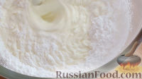 Фото приготовления рецепта: Торт "Павлова" с ягодами и глазурью - шаг №5