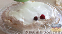 Фото приготовления рецепта: Торт "Павлова" с ягодами и глазурью - шаг №7