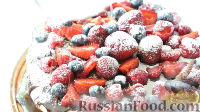 Фото приготовления рецепта: Торт "Павлова" с ягодами и глазурью - шаг №9