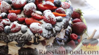 Фото приготовления рецепта: Торт "Павлова" с ягодами и глазурью - шаг №10