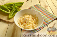 Фото приготовления рецепта: Запеченный болгарский перец, фаршированный сыром и помидорами - шаг №3