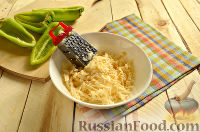 Фото приготовления рецепта: Запеченный болгарский перец, фаршированный сыром и помидорами - шаг №4