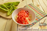 Фото приготовления рецепта: Запеченный болгарский перец, фаршированный сыром и помидорами - шаг №5