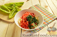 Фото приготовления рецепта: Запеченный болгарский перец, фаршированный сыром и помидорами - шаг №6