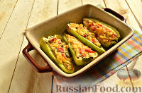 Фото приготовления рецепта: Запеченный болгарский перец, фаршированный сыром и помидорами - шаг №10