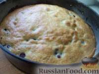 Фото приготовления рецепта: Быстрый пирог с ягодами - шаг №12