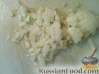 Фото приготовления рецепта: Салат из консервированной рыбы и яиц - шаг №2