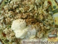 Фото приготовления рецепта: Салат из консервированной рыбы и яиц - шаг №9
