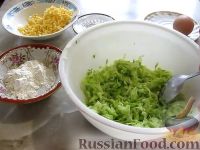 Фото приготовления рецепта: Оладьи из кабачков, с твёрдым сыром - шаг №2