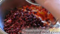 Фото приготовления рецепта: Салат с крабовыми палочками и фасолью - шаг №3