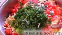 Фото приготовления рецепта: Салат с крабовыми палочками и фасолью - шаг №7