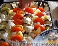 Фото приготовления рецепта: Запеканка рисовая с куриной грудкой и овощами - шаг №9