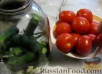 Фото приготовления рецепта: Салат с колбасой, картофелем, морковью, болгарским перцем и зелёным горошком - шаг №7