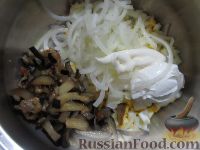 Фото приготовления рецепта: Салат с жареными баклажанами и яйцами - шаг №7