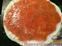 Фото приготовления рецепта: Пицца с плавленым сыром - шаг №8