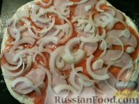 Фото приготовления рецепта: Пицца с плавленым сыром - шаг №9