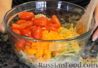 Фото приготовления рецепта: Салат из пасты, с сыром фета и овощами - шаг №4
