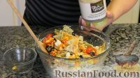 Фото приготовления рецепта: Салат из пасты, с сыром фета и овощами - шаг №8