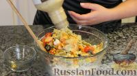 Фото приготовления рецепта: Салат из пасты, с сыром фета и овощами - шаг №9