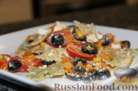 Фото приготовления рецепта: Салат из пасты, с сыром фета и овощами - шаг №10