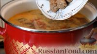 Фото приготовления рецепта: Суп с фрикадельками и сырными шариками (клецками) - шаг №9