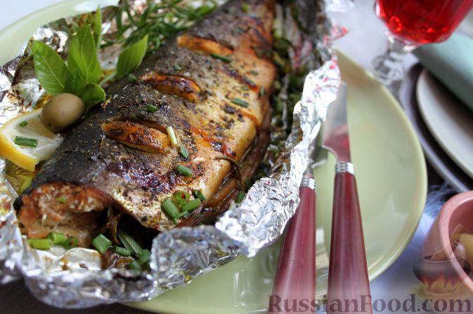Жареная рыба на сковороде с замороженными овощами