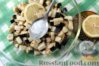 Фото приготовления рецепта: Салат из кабачков и баклажанов на зиму (без стерилизации) - шаг №2